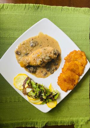 Una foto de Pollo con champiñones