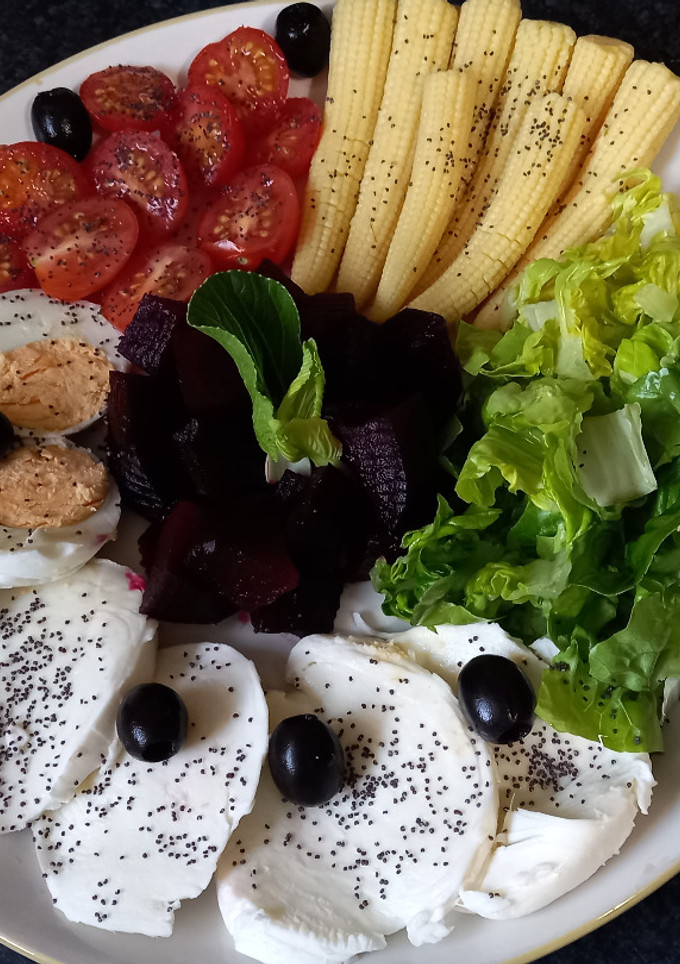 Una foto de Ensalada de remolacha con mozzarella