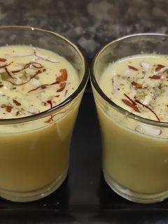 बादाम मिल्क शेक (Badam milk shake recipe in Hindi) रेसिपी मुख्य फोटो