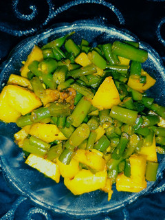 फ्रेंच बीन्स और आलू की सब्जी (french beans aur aloo ki sabzi recipe in hindi) रेसिपी मुख्य फोटो