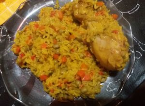 Una foto de Arroz amarillo con pollo