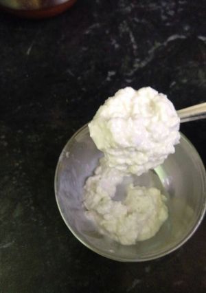 घर की बनाई फेंटी हुई क्रीम (Homemade whip cream recipe in hindi) रेसिपी मुख्य फोटो