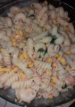 O poză a rețetei Salată de paste cu ton și porumb.