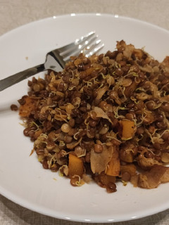 Una foto de Salteado kebab con calabaza y germinado de lentejas