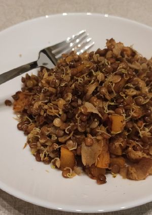 Una foto de Salteado kebab con calabaza y germinado de lentejas
