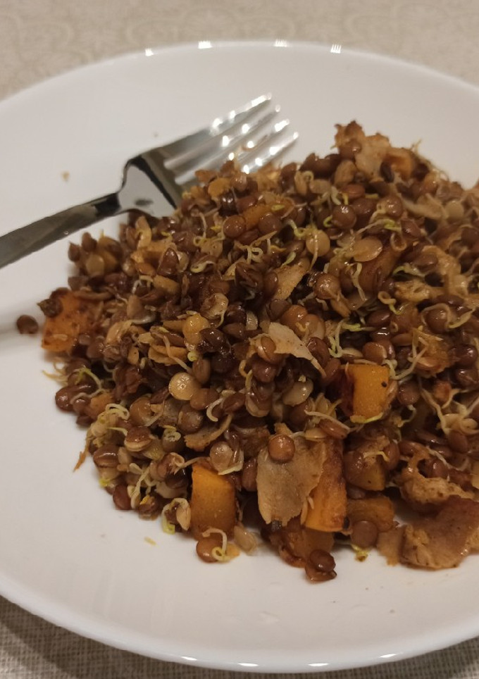 Una foto de Salteado kebab con calabaza y germinado de lentejas