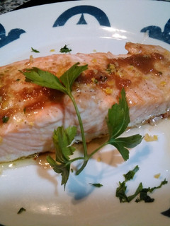 Una foto de Salmón a la Plancha en salsa Menier