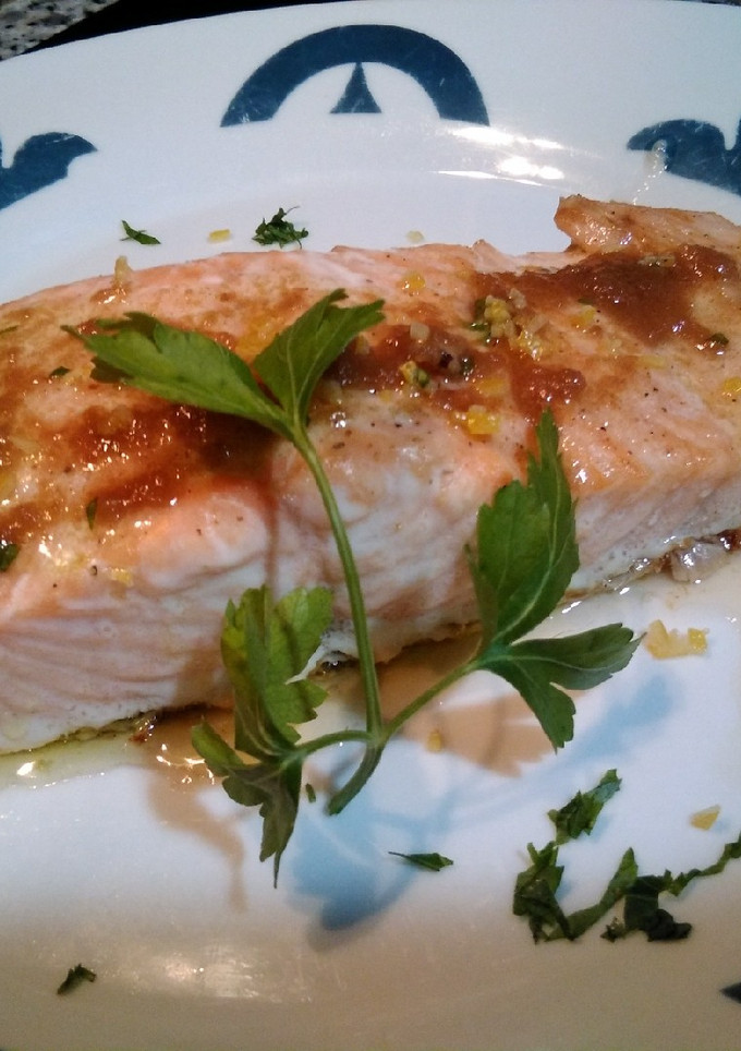 Una foto de Salmón a la Plancha en salsa Menier