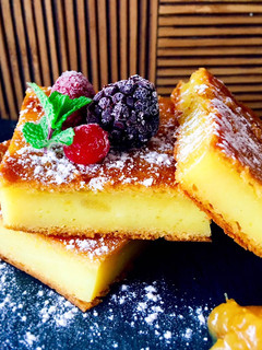 Una foto de Torta cremosa de mango, naranja y kéfir