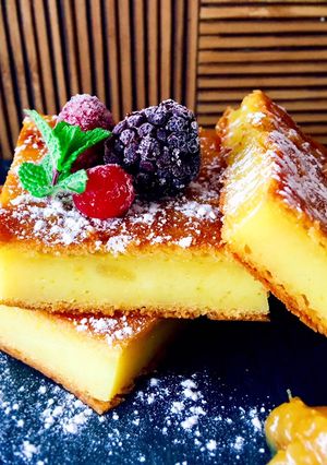 Una foto de Torta cremosa de mango, naranja y kéfir