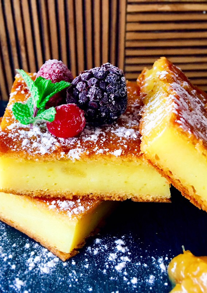 Una foto de Torta cremosa de mango, naranja y kéfir