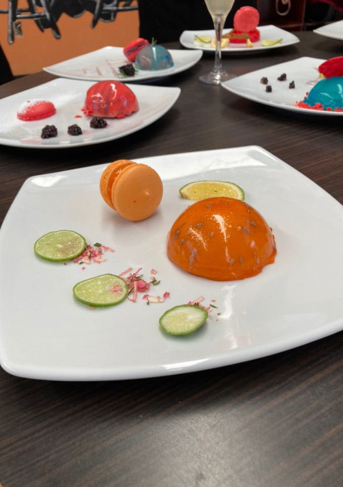 Una foto de Mousse de piloncillo y jelly de tejocote con guayaba