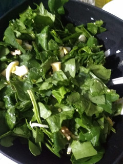 Una foto de Ensalada de espinaca y queso