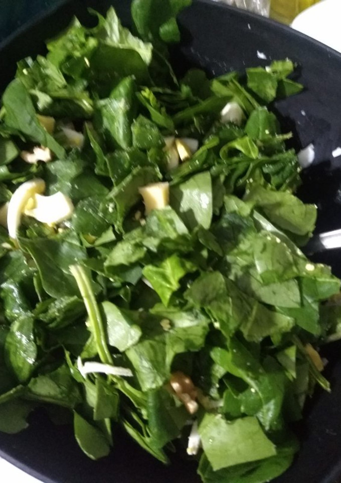 Una foto de Ensalada de espinaca y queso