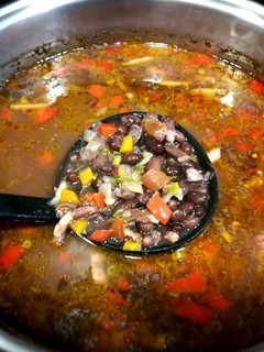 Una foto de Sopa de alubias negras con bacon al aroma de lovage