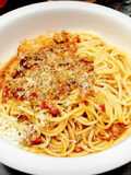Espagueti con salsa de carne molida y tomate fresco