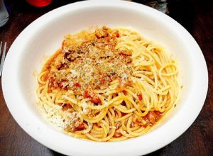 Una foto de Espagueti con salsa de carne molida y tomate fresco