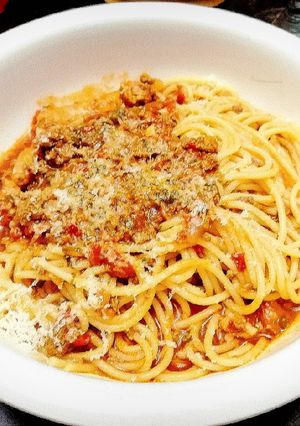 Una foto de Espagueti con salsa de carne molida y tomate fresco