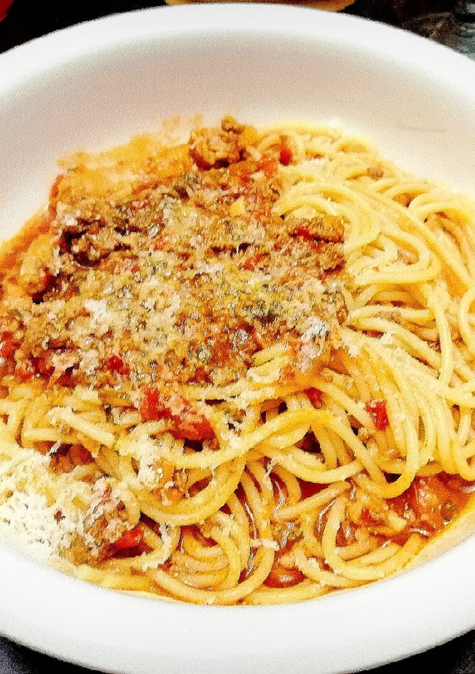 Una foto de Espagueti con salsa de carne molida y tomate fresco
