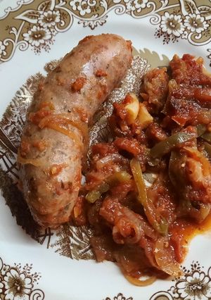 Una foto de Chorizos con pickles a la cacerola