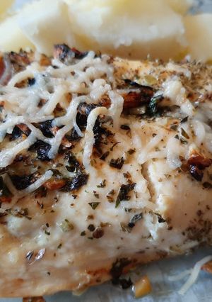 Una foto de Pechuga de pollo rellena 🍗