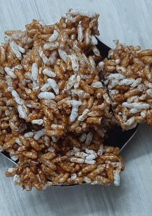 મમરા ની ચીકી (Mamara Chiki Recipe In Gujarati) રેસીપી મુખ્ય ફોટો