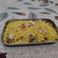 A picture of Ragda Pattice.