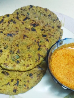 ગાર્લિક બાજરા ના લોટ ના ઢેબરા (Garlic Bajra Flour Dhebra Recipe In Gujarati) રેસીપી મુખ્ય ફોટો