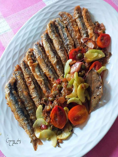 Una foto de Boquerones en escabeche Urrutia de pepinos, alcaparras y aceto