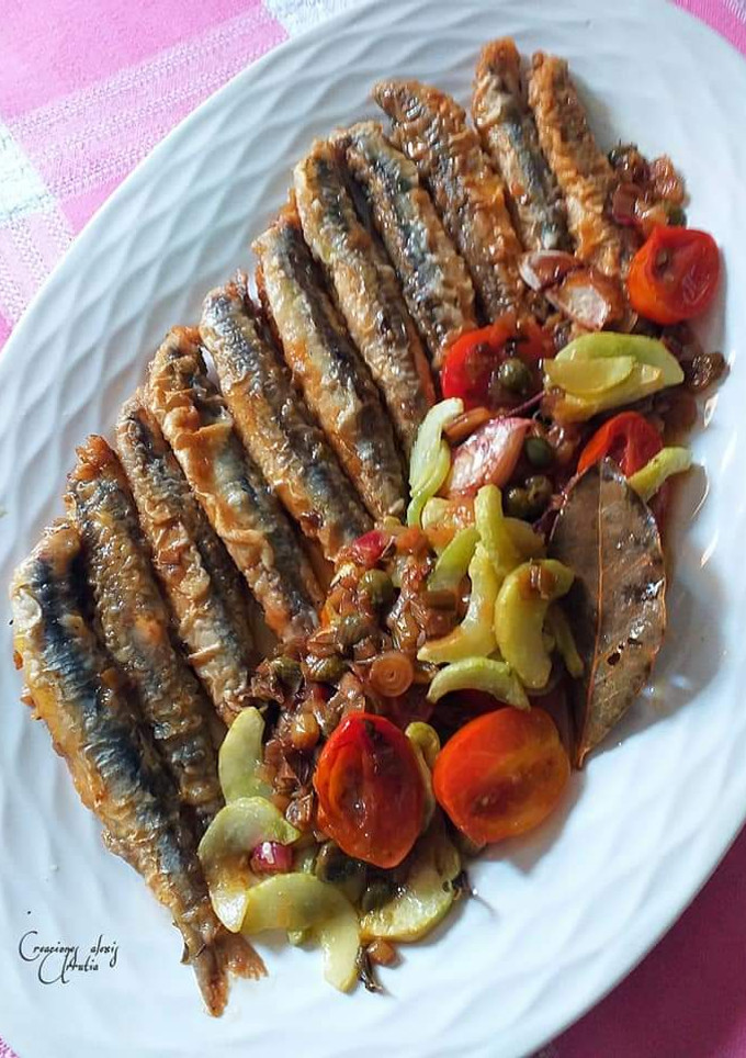 Una foto de Boquerones en escabeche Urrutia de pepinos, alcaparras y aceto