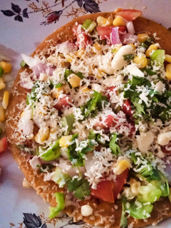 थेपला चीज़ पिज़्ज़ा (thepla cheese pizza recipe in Hindi) रेसिपी मुख्य फोटो