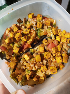 Una foto de Berenjenas y verduras con tofu