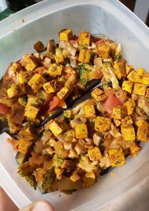 Una foto de Berenjenas y verduras con tofu