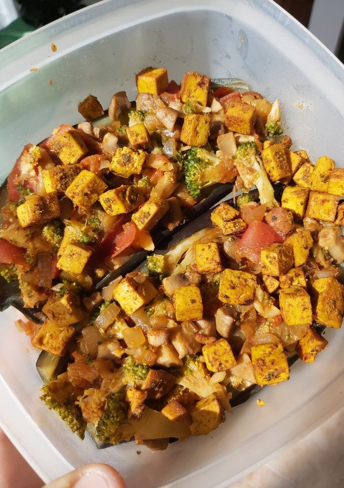 Una foto de Berenjenas y verduras con tofu