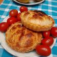 Tarteletas de cebolla, pimiento rojo y ajo salteado, con quesos varios
