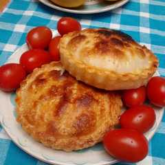 Una foto de Tarteletas de cebolla, pimiento rojo y ajo salteado, con quesos varios