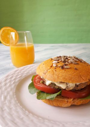 Una foto de Hamburguesa de Quinoa con pan
