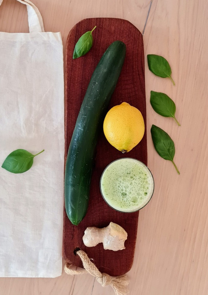 Una foto de Licuado de pepino, albahaca, limón y jengibre fresco