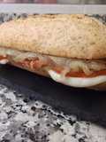 Bocadillo de tomate a la plancha, mozzarella y cebolla pochada