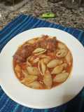 Chorizos a la pomarola con fideos caracoles