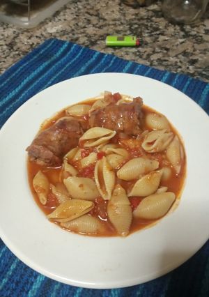 Una foto de Chorizos a la pomarola con fideos caracoles