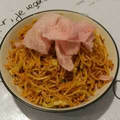 A picture of Mie goreng ala padang.