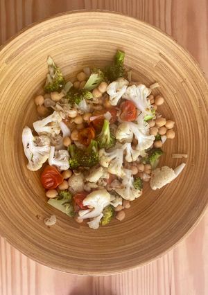 Una foto de Coliflor, brócoli y garbanzos salteados