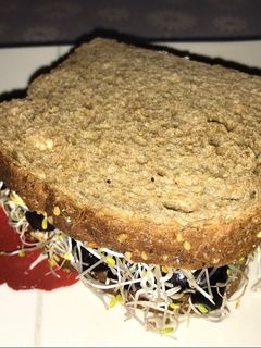 Una foto de Sándwich vegano de aceitunas naturales y brotes de alfalfa
