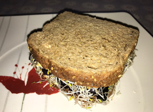 Una foto de Sándwich vegano de aceitunas naturales y brotes de alfalfa