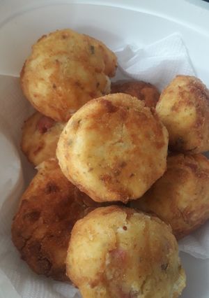 Una foto de Bombas de papa con salchicha y queso