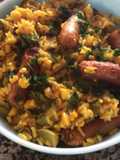 Arroz con vegetales y salchichas