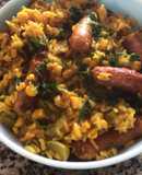 Arroz con vegetales y salchichas