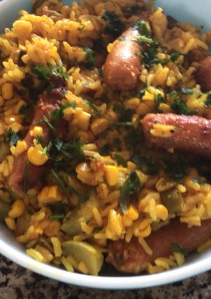 Una foto de Arroz con vegetales y salchichas