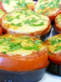 Фото Баклажаны запеченные с помидорами и сыром.